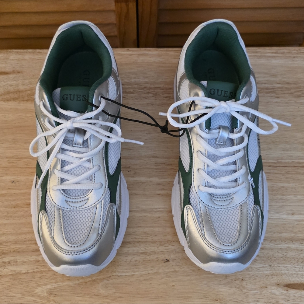 NWOT GUESS Women's Lotty Glogana-R Sneakers Size 9